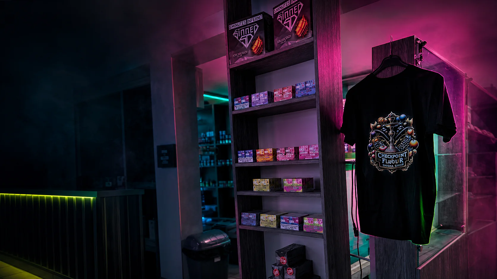 Regal und Checkpoint-Flavour-Shirt im Laden